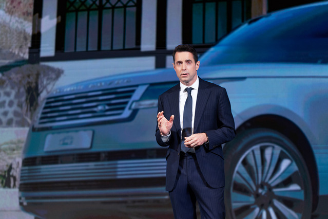 ▲ 로빈 콜건 JLR코리아 대표가 30일 포시즌스 호텔 서울에서 미래 전략 '원'에 대해 설명하고 있다. ⓒJLR코리아