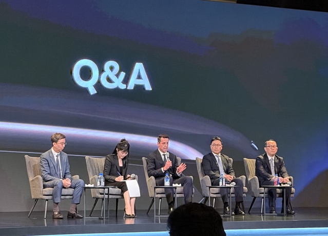 ▲ 로빈 콜건 JLR코리아 대표(가운데)가 30일 포시즌스 호텔에서 진행된 미디어 간담회에서 기자들의 질문에 답하고 있다. ⓒ김보배 기자