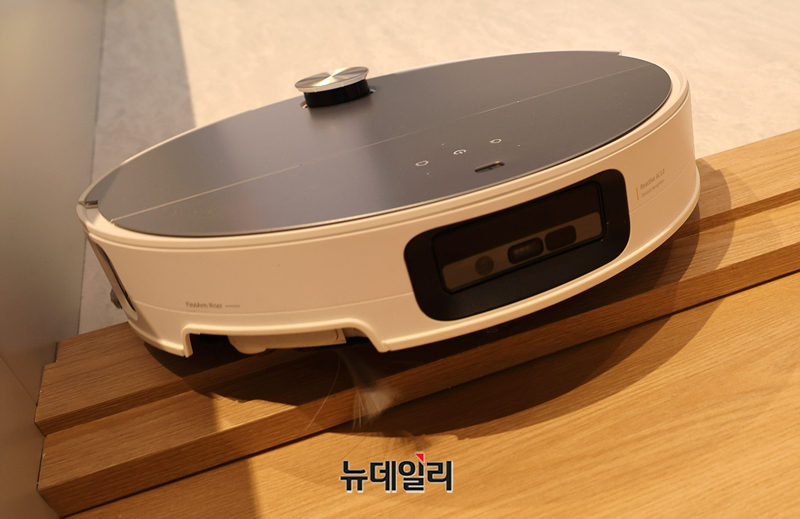 ▲ 로보락 S9 맥스V 제품이 바닥에 설치된 문턱을 넘고 있다. ⓒ정상윤 기자