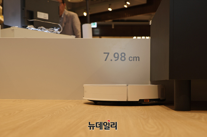 ▲ 신제품은 전보다 얇아진 두께로 가구 밑을 자유롭게 청소할 수 있다. ⓒ정상윤 기자