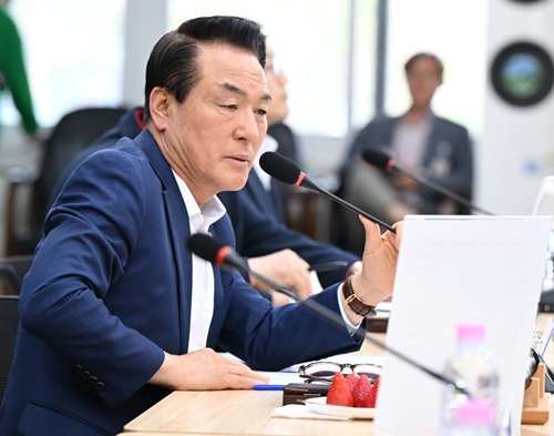 ▲ 29일 논산시청 회의실에서 열린 제27회 딸기축제 평가 보고회에서 백성현 시장이 모두 발언을 하고 있다.ⓒ논산시