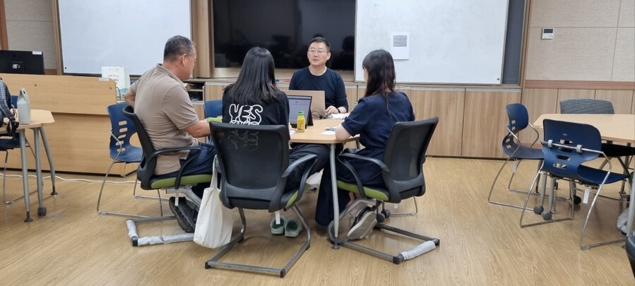 ▲ 경북교육청(교육감 임종식)은 다음 달 7일부터 7월 초까지 두 달간 도내 43개 고등학교, 678명 학생을 대상으로 ‘2025학년도 찾아가는 맞춤형 진로진학지도 학생 컨설팅’을 운영한다.ⓒ경북교육청