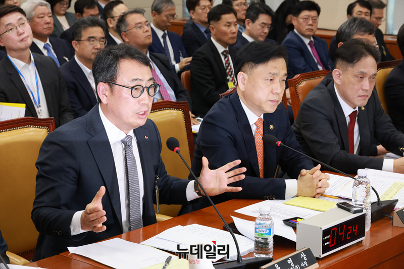 ▲ 유영상 SK텔레콤 대표이사가 30일 오전 국회 과학기술정보방송통신위원회의에서 열린 방송통신 분야 청문회에서 유심 해킹 사태와 관련한 질의에 답하고 있다.ⓒ이종현 기자