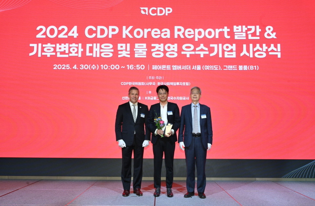 ▲ 정주영 SK에어플러스 경영지원 담당임원(가운데)이 30일 서울 여의도 페어몬트 엠버서더 서울 호텔에서 열린 '2024 CDP 코리아 기후변화 대응·물 경영 우수기업 시상식'에서 '탄소경영 특별상'을 수상한 뒤 장지인 CDP 한국위원회 위원장(오른쪽), 호세 오르도네즈 CDP 글로벌 CRO와 기념촬영을 하고 있다.ⓒSK에어플러스