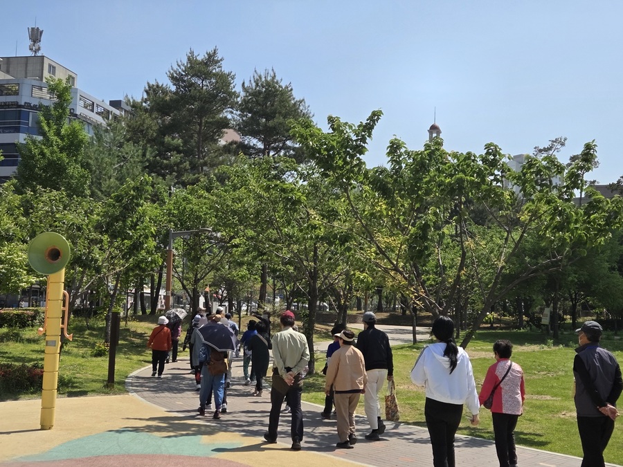 ▲ 달성군보건소(소장 권선영) 치매안심센터는 지난 30일 유가읍 테크노폴리스 중앙공원에서 ‘한마음 치매극복 걷기행사’를 마련했다.ⓒ달성군