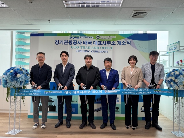▲ 30일 태국 방콕 인터체인지21 빌딩에서 열린 경기관광공사 태국 대표사무소 개소식에서 조원용 경기관광공사 사장을 비롯한 내빈들이 테잎 커팅을 하고 있다. ⓒ경기관광공사 제공
