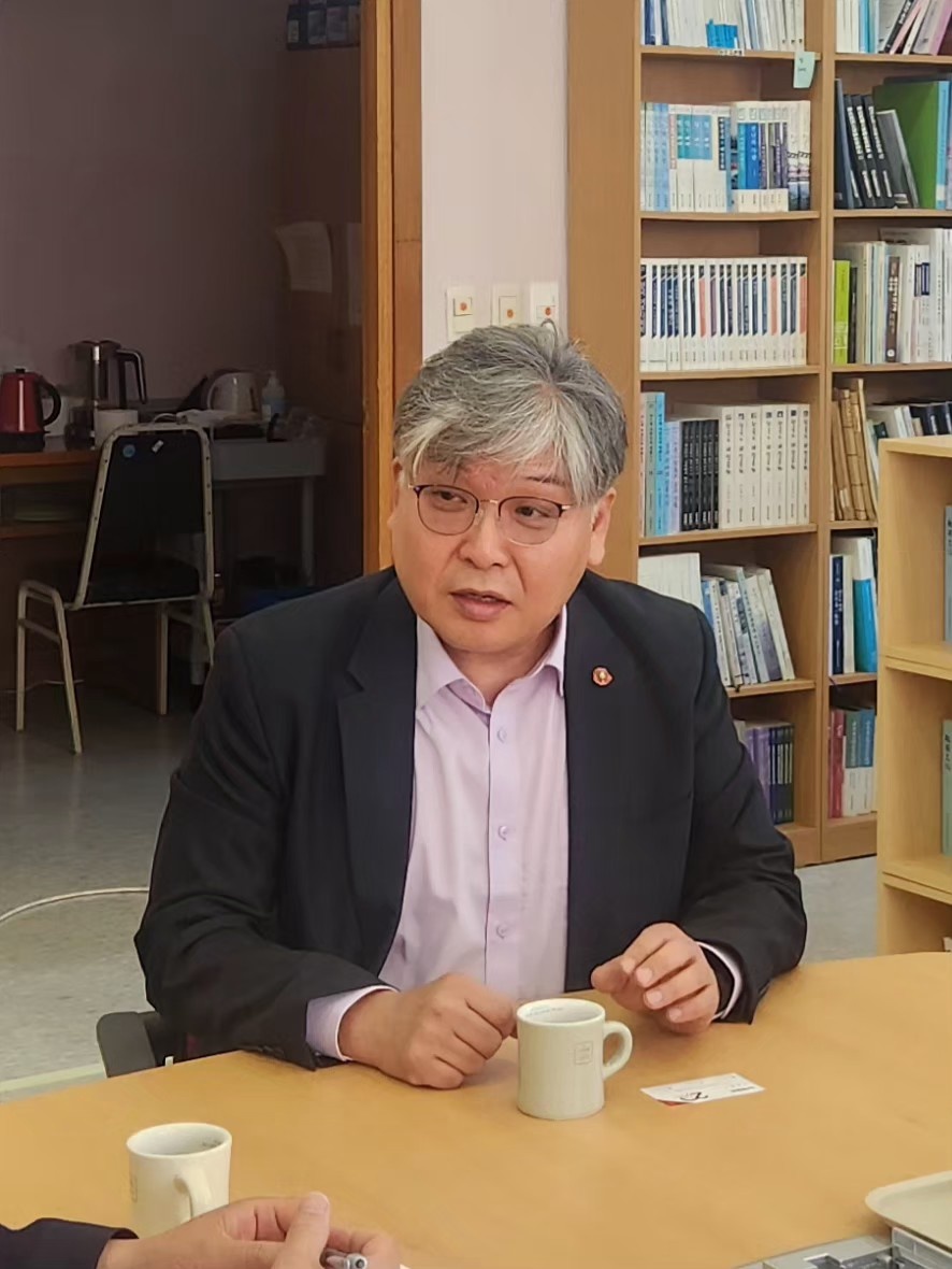 ▲ 김치완 제주대학교 탐라문화원구원장이 지난달 30일 기자의 인터뷰에 답하고 있다ⓒ