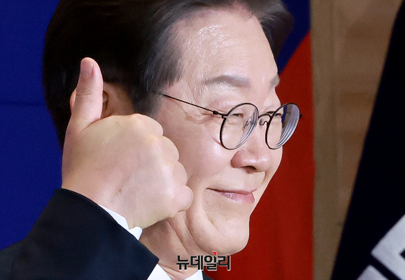 ▲ 30일 서울 여의도 국회 의원회관에서 열린 더불어민주당 제21대 대통령선거 '진짜 대한민국' 중앙선거대책위원회 출범식에서 이재명 대선 후보가 발언 전 엄지를 들어 보이고 있다. ⓒ 이종현 기자