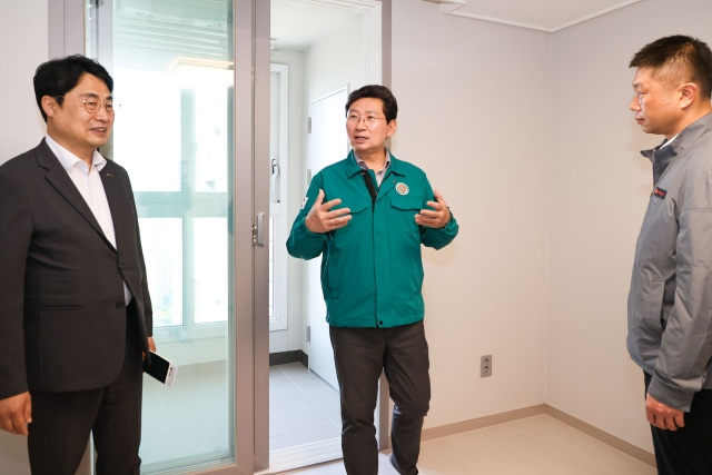 ▲ 이상일 용인특례시장이 29일 용인시 품질점검단과 함께 롯데캐슬 하이브엘 표본 세대 시공 상태를 살펴보고 있다. ⓒ용인시 제공