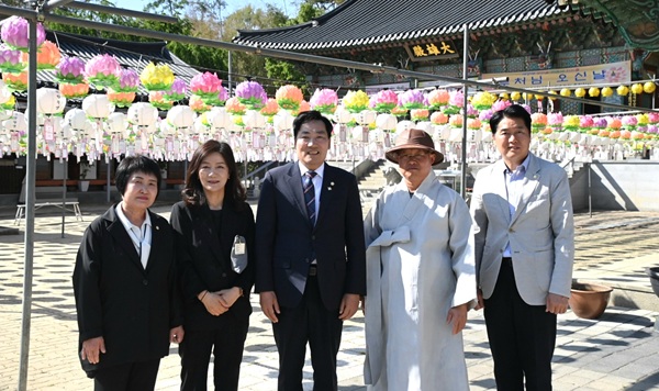 ▲ 전석광의장이 30일 의원들과 의회사무과 직원들이 부처님 오신날을 앞두고 죽림정사를 찾아 기념촬영을 하고 있다.ⓒ대덕구의회
