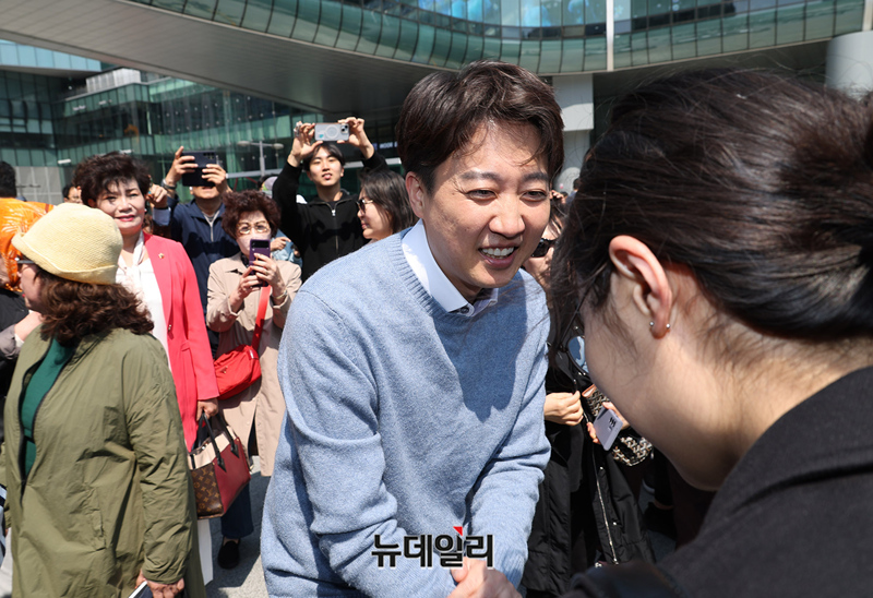 ▲ 이준석 개혁신당 대선 후보가 25일 오후 경기 성남시 판교역에서 열린 안철수 국민의힘 경선후보와 함께하는 AI 기술패권시대 토크쇼에 참석하며 지지자들과 악수를 나누고 있다. ⓒ경기 성남=정상윤 기자