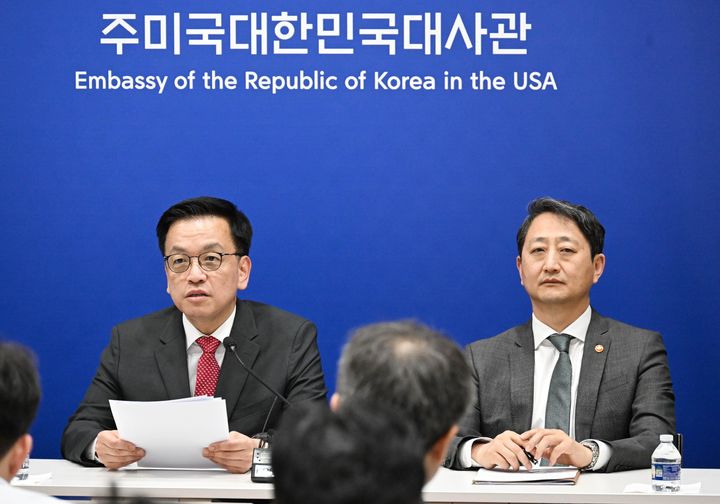 ▲ 최상목 부총리 겸 기획재정부 장관이 24일(현지 시간) 미국 워싱턴D.C. 주미대사관에서 안덕근 산업통상자원부 장관과 함께 한-미 2+2 통상협의(Trade Consultation) 관련 합동브리핑을 하고 있다. ⓒ뉴시스