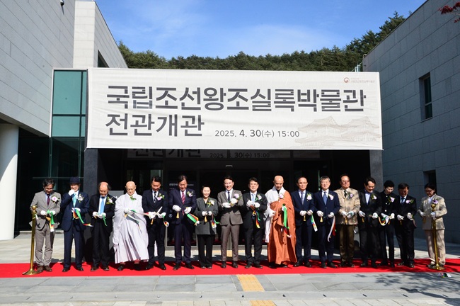 ▲ 국립조선왕조실록박물관(관장 김정임)이 30일 오후 강원도 평창군 진부면 오대산로 176에 위치한 박물관 앞마당에서 관내·외 초청인사 100여 명이 참석한 가운데 박물관 전관 개관식을 개최했다. 2023년 11월 임시 개관한 박물관은 지난해 7월부터 리모델링을 진행해 기획전시실, 실감영상실, 어린이박물관, 체험형 교육실, 관람객 편의시설 등의 공간을 추가 조성했다.ⓒ평창군