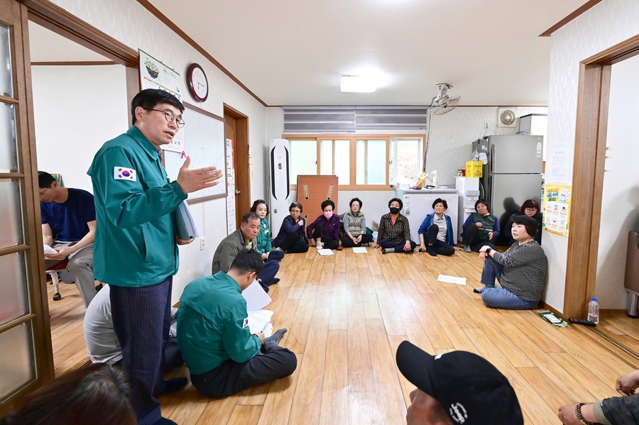 ▲ 청송군(군수 윤경희)은 최근 산불로 피해를 입은 이재민들을 대상으로 피해 복구 및 생활 안정 지원을 위한 ‘찾아가는 방문 설명회’를 경로당 등에서 실시하고 있다.ⓒ청송군
