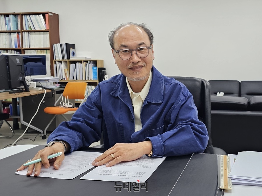 ▲ 김태원 충북도립대학교 기획처장이 30일 뉴데일리와 인터뷰를 하고 있다.ⓒ김정원 기자
