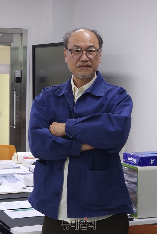 ▲ 김태원 충북도립대학교 기획처장이 사진촬영 요구에 포즈를 취하고 있다.ⓒ김정원 기자