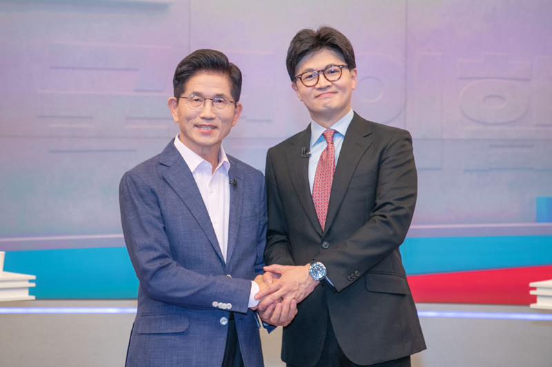 ▲ 김문수(왼쪽), 한동훈 제21대 대통령 선거 국민의힘 경선 후보가 30일 오후 서울 중구 TV조선 스튜디오에서 열린 TV토론에 앞서 기념촬영을 하고 있다. ⓒ뉴시스