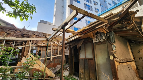 ▲ 수원시 내 아파트 단지 앞에 위치한 빈집.ⓒ연합뉴스