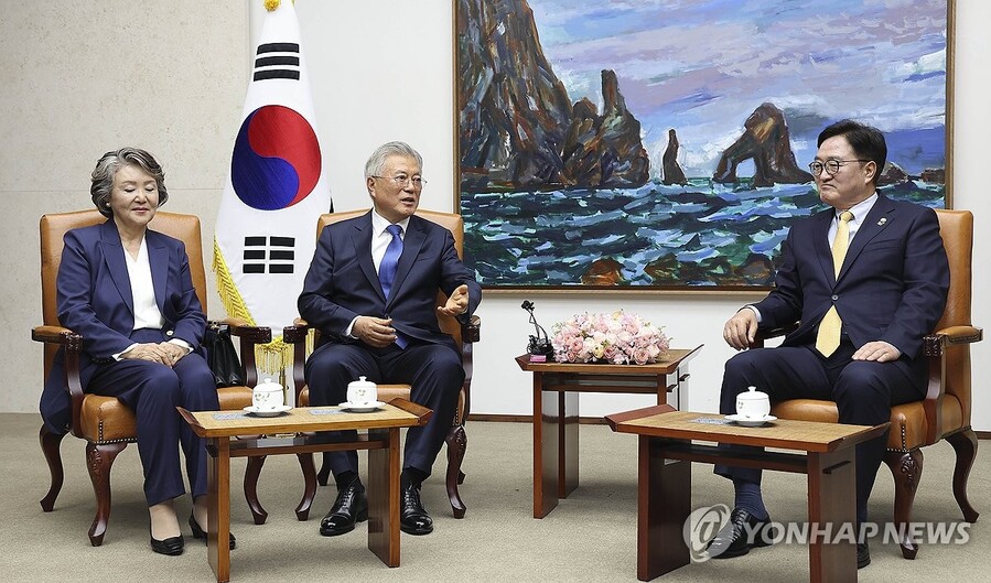 ▲ 지난달 국회에서 열린‘4‧27 판문점 선언 7주년 기념식’에 참석한 문 전 대통령이 우원식 국회의장과 면담을 하고 있다. ⓒ연합뉴스 제공