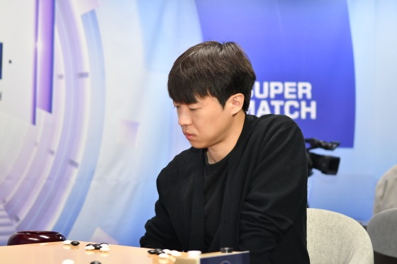 ▲ 안정기 8단을 넘고 네 번째 본선행을 확정지은 설현준 9단.ⓒ한국기원 제공