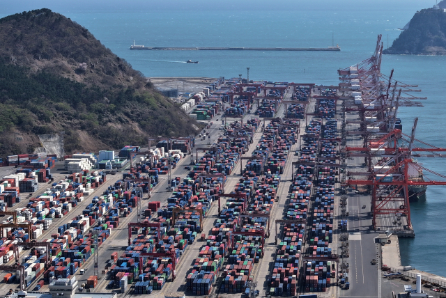 ▲ 부산항 부두에 컨테이너가 쌓여있는 모습. ⓒ연합뉴스