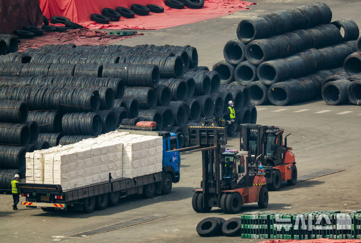 ▲ 경기 평택시 평택항에 철강 제품들이 쌓여 있다. ⓒ뉴시스