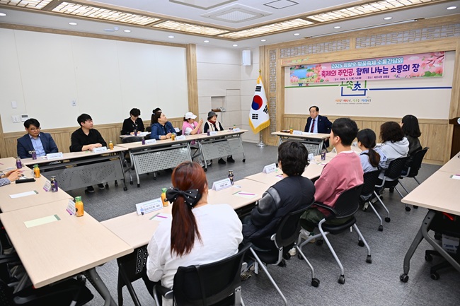 ▲ 속초시가 1일 시청 상황실에서 2025 영랑호 벚꽃축제 부스 참가업체를 초청해 축제 성과를 공유하고 향후 발전 방향을 모색하는 뜻깊은 자리를 가졌다.ⓒ속초시