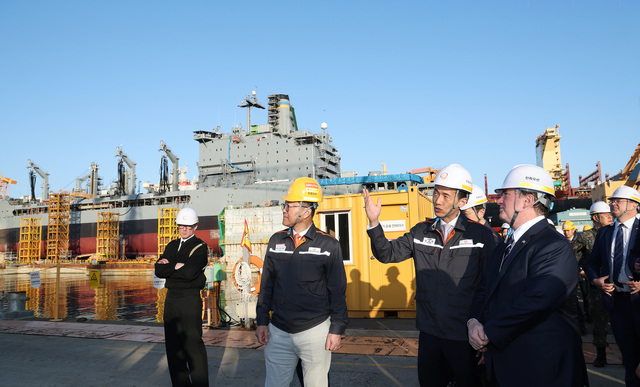 ▲ 미국 해군성 존 필린 장관(오른쪽 첫 번째)과 한화그룹 김동관 부회장(오른쪽 두 번째)이 한화오션 거제사업장에서 ‘유콘’함 정비 현장을 둘러보고 있다. ⓒ한화오션