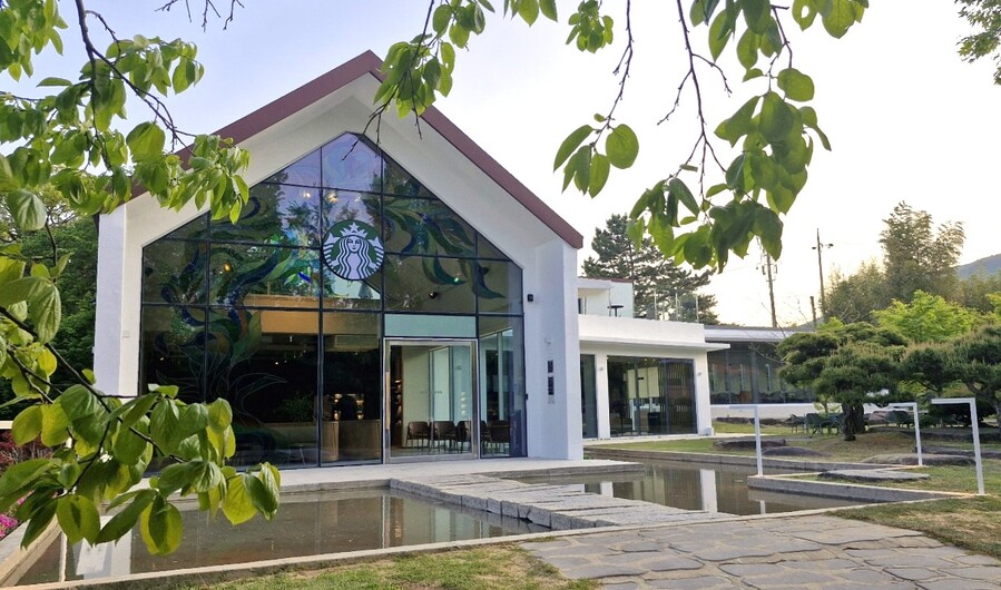 ▲ 스타벅스 '양산통도사점' 외부 전경ⓒ스타벅스