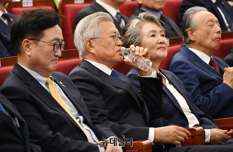 ▲ 문재인 전 대통령과 부인 김정숙 여사가 지난달 25일 오후 국회 도서관 대강당에서 열린 '평화, 다시 시작!' 4.27 판문점선언 7주년 기념식에 참석해 앉아 있다. ⓒ이종현 기자