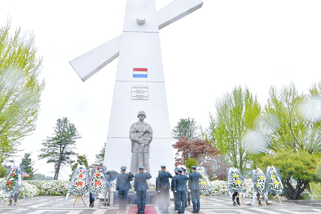 ▲ 횡성군이 1일 오후 횡성읍 보훈공원과 우천면 참전기념공원에서 '네덜란드군 참전기념 추모행사'를 개최했다.ⓒ횡성군