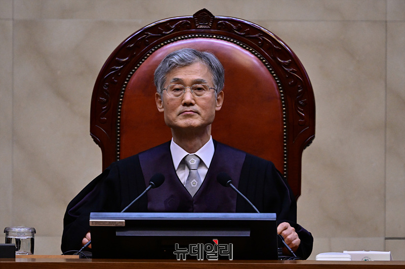 ▲ 조희대 대법원장이 1일 오후 서울 서초구 대법원에서 이재명 더불어민주당 대선 후보의 공직선거법 위반 사건 상고심 선고를 내리고 있다. ⓒ사진=공동취재단