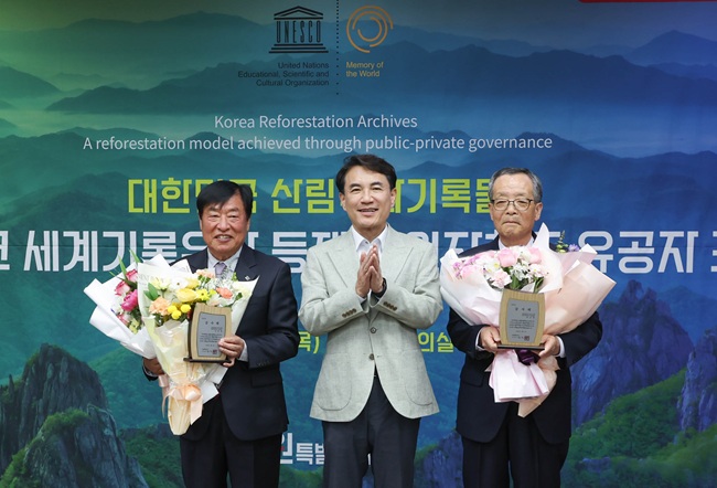 ▲ 강원특별자치도가 1일 오전 도청 신관 소회의실에서 '산림녹화기록물 유네스코 세계기록유산' 등재에 핵심적인 기여를 한 유공자들에게 감사패를 수여했다. ⓒ강원특별자치도