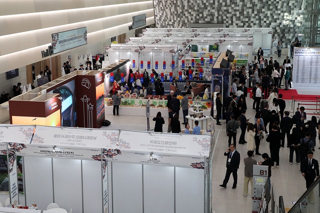▲ 안동시와 경북도가 세계한인무역협회와 공동 주최한 제26차 세계대표자대회 및 수출상담회 ‘2025 KOREA BUSINESS EXPO ANDONG’이 지난달 28일부터 5월 1일까지 4일간 안동국제컨벤션센터 및 안동시 일원에서 개최됐다.ⓒ안동시