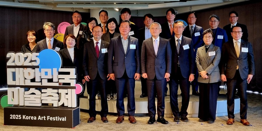 ▲ 청주공예비엔날레조직위원회(조직위원장 이범석 청주시장, 집행위원장 변광섭)는 지난달 29일 서울 아트코리아랩 아고라에서 열린 출범식을 시작으로 ‘2025 대한민국 미술축제’에 동참했다.ⓒ청주시