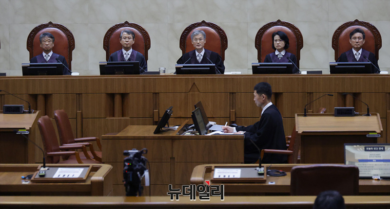 ▲ 조희대 대법원장을 비롯한 대법관들이 1일 오후 더불어민주당 이재명 대선 후보의 공직선거법 사건 전원합의체 선고를 위해 서울 서초구 대법원 대법정에 입장해 자리에 앉아 있다. ⓒ사진=공동취재단