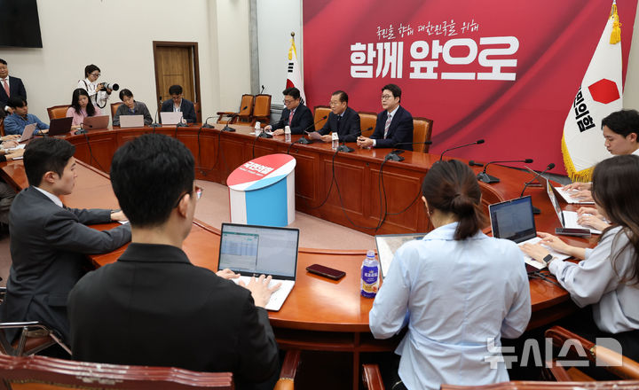 ▲ 권영세 국민의힘 비상대책위원장이 1일 서울 여의도 국회에서 이재명 선거법 위반 대법원 파기환송 판결 관련 기자회견을 열고 발언하고 있다. ⓒ뉴시스