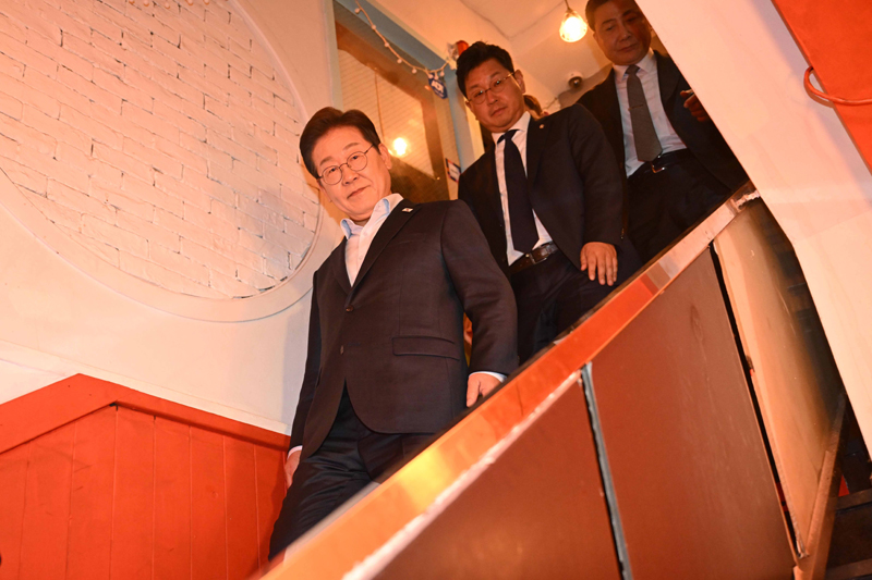 ▲ 이재명 더불어민주당 대선후보가 1일 오후 서울 종로구의 한 포장마차에서 열린 비전형 노동자 간담회를 마치고 나오고 있다. 대법원 전원합의체는 이날 이 후보에게 무죄를 선고한 원심 판결을 파기하고 사건을 서울고법으로 돌려보냈다. ⓒ뉴시스