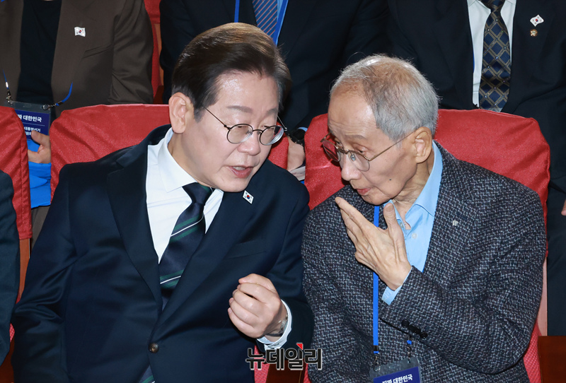 ▲ 이재명 더불어민주당 대선 후보와 윤여준 상임총괄선대위원장이 지난달 30일 오후 국회 의원회관에서 열린 더불어민주당 제21대 대통령선거 '진짜 대한민국' 중앙선거대책위원회 출범식에서 대화를 나누고 있다. ⓒ이종현 기자