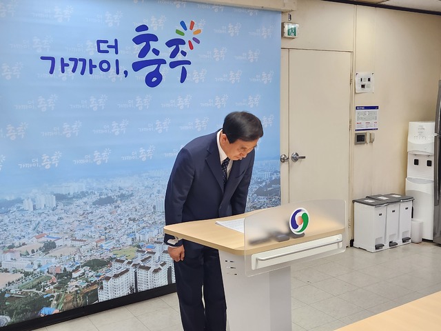 ▲ 제19회 충북장애인도민체육대회 개회식의 부실 도시락 제공 논란과 관련해 조길형 충주시장이 1일 일부 선수단에 불편을 드렸다며 공식 사과했다. 조 시장은 이날 입장문에서 “해당 업체는 1400여 명이 넘는 대규모 행사에 대한 준비 역량이 부족했으며, 이를 충분히 검토하지 못한 점은 주최 측의 준비 부족이었다”며 “이 모든 과정은 주최 측의 사전 대비가 부족했음을 보여주는 것으로, 깊이 반성하고 있다”고 밝혔다. 조 시장은 “현재 점심 제공 과정과 품질 관리 전반에 대한 내부 감사를 진행하고 있으며, 감사 결과에 따라 필요하고 합당한 조치를 취할 계획”이라고 약속했다.ⓒ충주시
