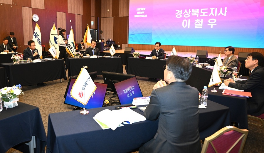 ▲ 영호남 8개 시도지사는 ‘지역이 주도하는 대한민국’을 선언하는 공동성명서를 채택하고, 시도별 연계발전 및 현안과제인 16개 핵심과제를 차기 대선공약에 반영하기로 뜻을 모았다.ⓒ경북도