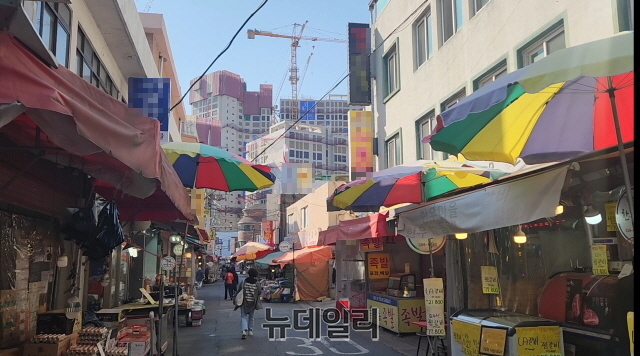 ▲ 대조 전통시장에서 바라본 공사현장. 사진=박정환 기자
