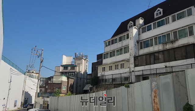 ▲ 공사현장 주변 노후 주거단지. 사진=박정환 기자