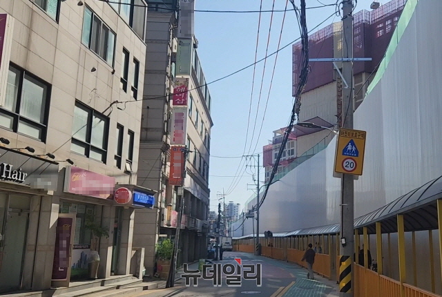 ▲ 단지 주변 도로와 상가. 사진=박정환 기자