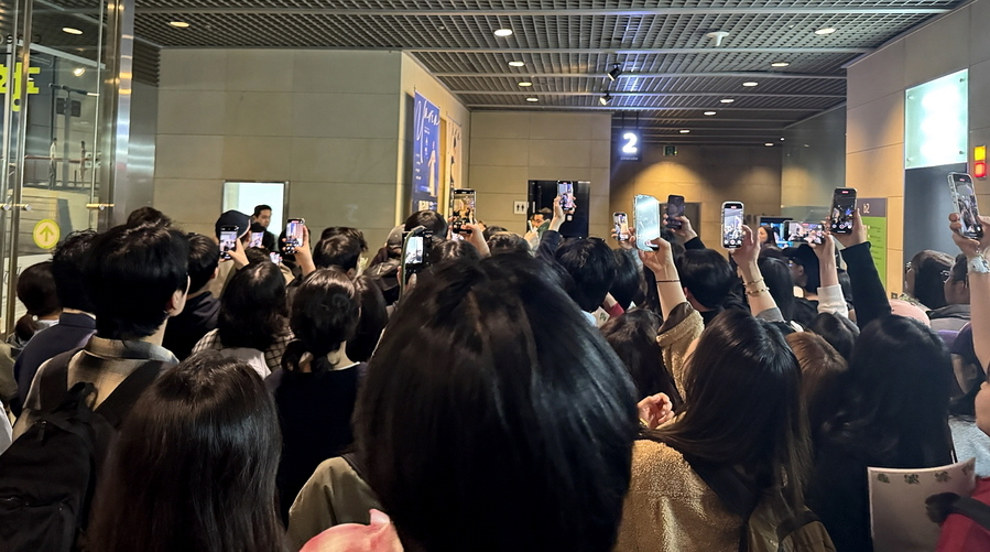 ▲ 씨네 토크가 끝나고 관객들이 고레에다 감독을 기다리는 모습. ⓒ김재홍 기자