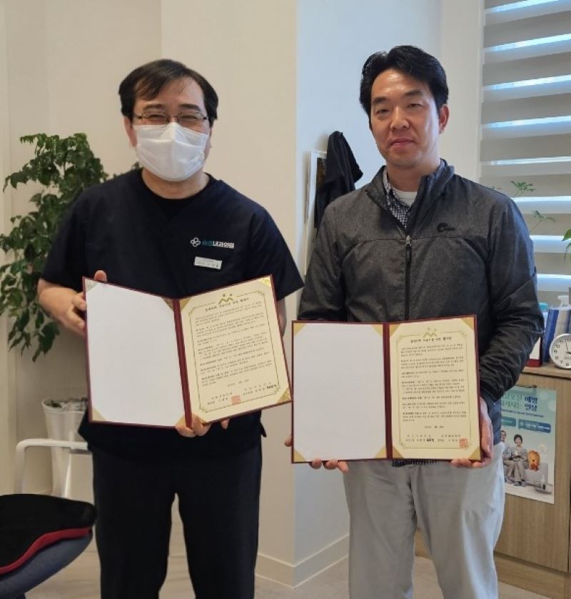 ▲ 동네의원 마음이음 신규의원 협약을 맺고 기념 촬영을 하고 있다.ⓒ아산시