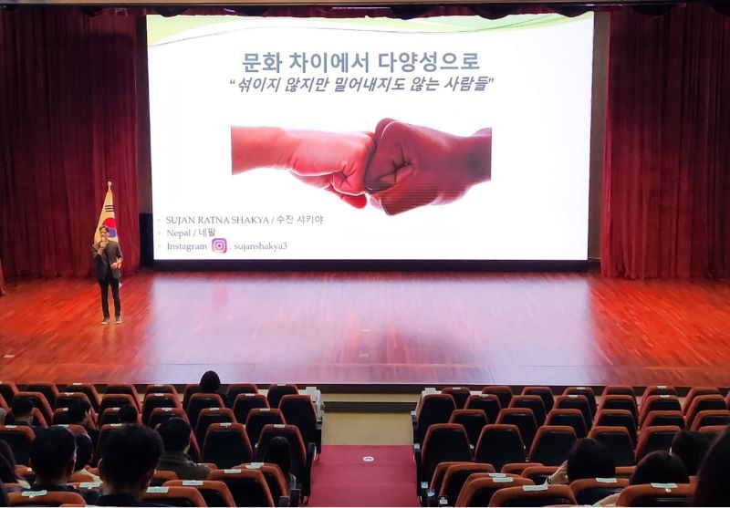 ▲ 수잔 샤키야가 아산시청 시민홀에서 특강을 하고 있다.ⓒ아산시