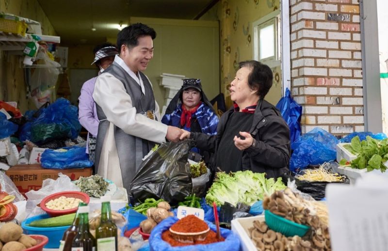 ▲ 오세현 아산시장이 온양온천전통시장을 찾아 상인과 이야기를 나누고 있다.ⓒ아산시