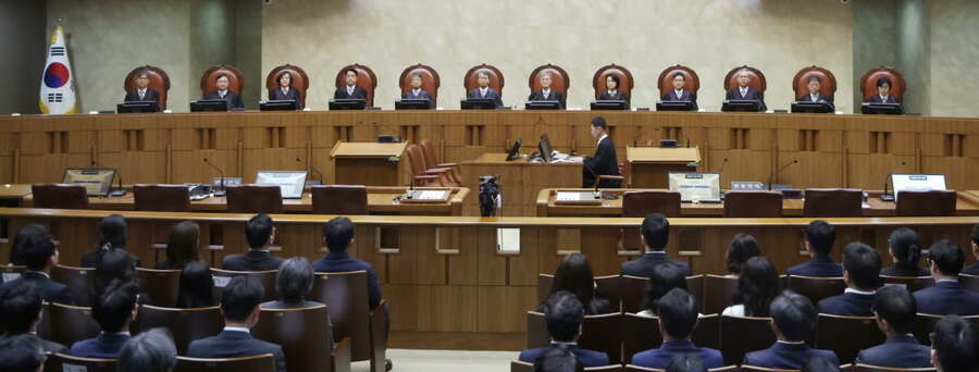 ▲ 1일 대법원 전원합의체 재판부가 이재명 더불어민주당 대통령선거 후보의 공직선거법 위반 사건에 대한 상고심 판결 선고를 위해 법정에 착석하고 있다. ⓒ연합뉴스 제공