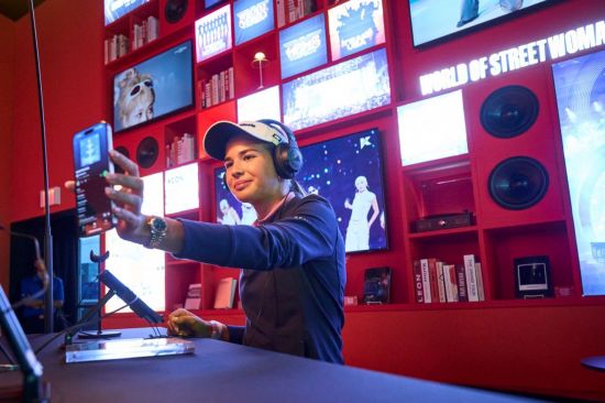 ▲ 카이 트럼프가 더 CJ컵 바이런 넬슨 대회장 마련된 복합 문화 공간인 '하우스 오브 CJ'에서 한국 음악을 듣고 있다.ⓒCJ그룹.